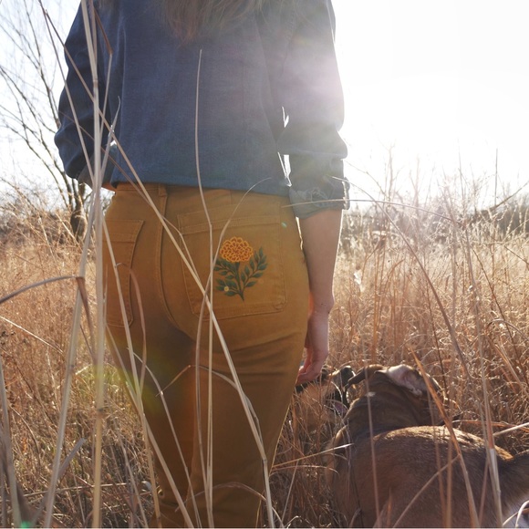 SOLD | Embroidered Everlane Slim Leg Crop | Size 00 | Brass/Mustard Brown - Picture 5 of 9